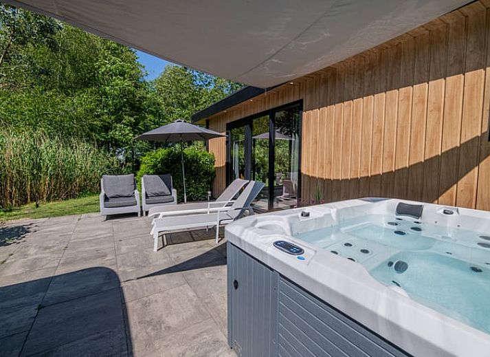 Moderne woonkamer in Vakantiehuisje in Dalerveen, Zuidoost Drenthe, met open keuken en comfortabele zitplaatsen.