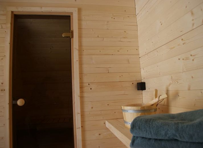 Moderne woonkamer in Vakantiehuisje in Dalerveen, Zuidoost Drenthe, met open keuken en comfortabele zitplaatsen.