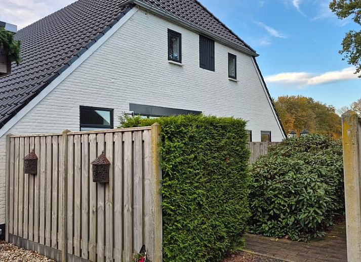 Vacation cottage in Dalerveen, a charming cottage in Southeast Drenthe, surrounded by green hedges and peaceful surroundings.