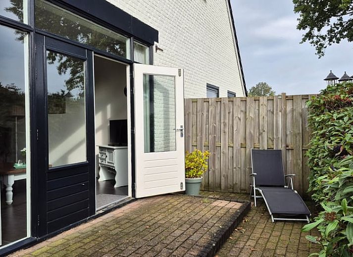 Vacation cottage in Dalerveen, a charming cottage in Southeast Drenthe, surrounded by green hedges and peaceful surroundings.