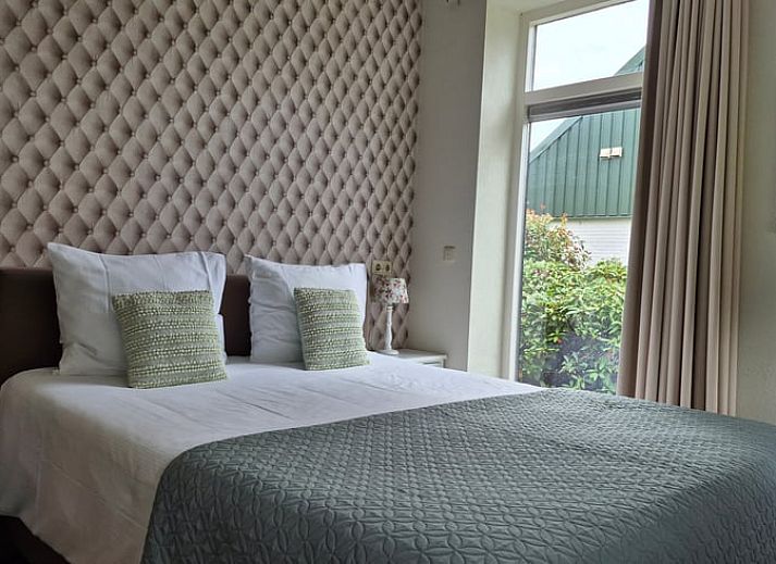 Vacation cottage in Dalerveen, a charming cottage in Southeast Drenthe, surrounded by green hedges and peaceful surroundings.