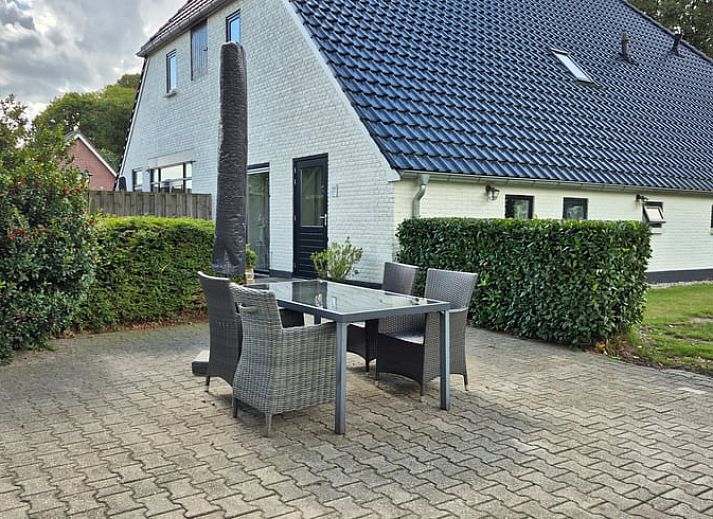 Geniessen Sie die sonnige Terrasse des Ferienhauses in Dalerveen, Suedost-Drenthe, mit bequemen Sitzgelegenheiten und schoener Aussicht auf den Garten.