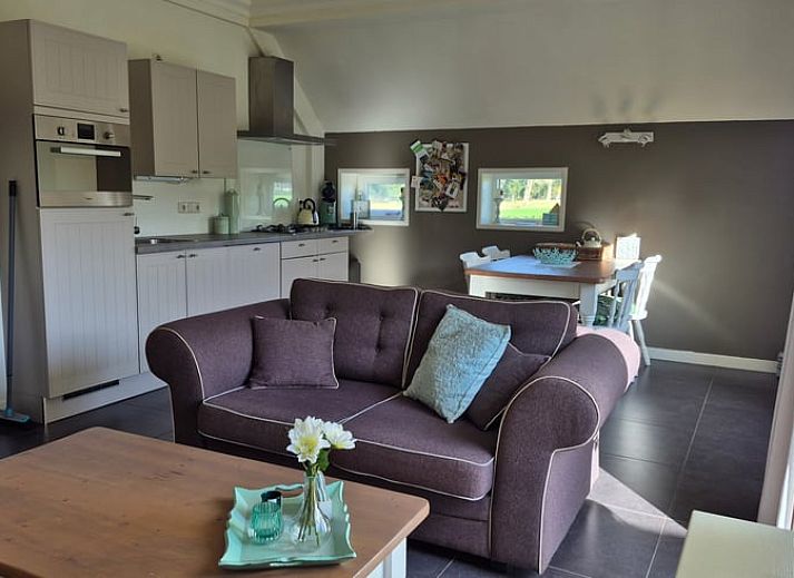 Geniessen Sie die sonnige Terrasse des Ferienhauses in Dalerveen, Suedost-Drenthe, mit bequemen Sitzgelegenheiten und schoener Aussicht auf den Garten.