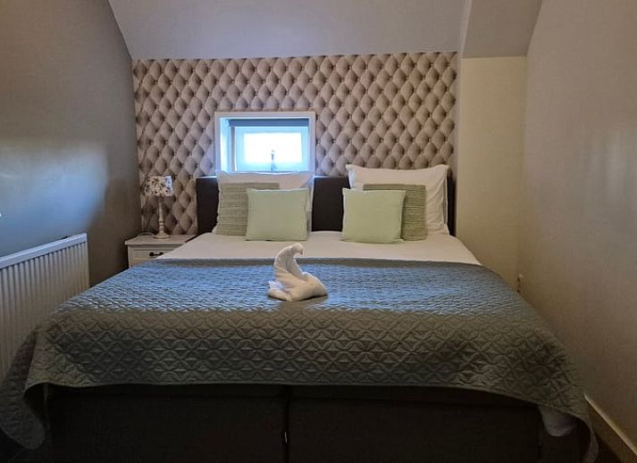 Geniessen Sie die sonnige Terrasse des Ferienhauses in Dalerveen, Suedost-Drenthe, mit bequemen Sitzgelegenheiten und schoener Aussicht auf den Garten.