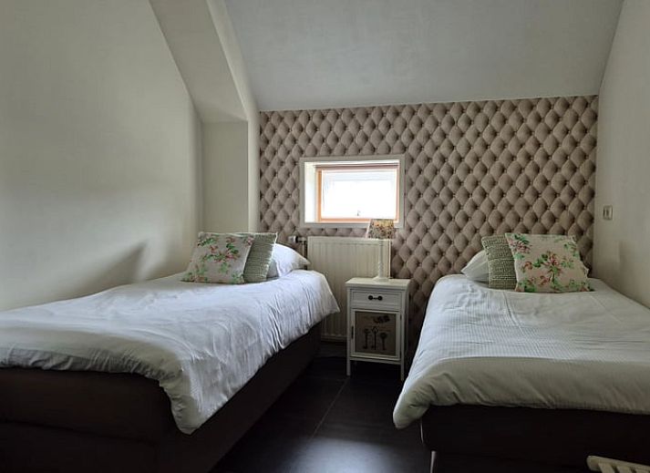 Geniessen Sie die sonnige Terrasse des Ferienhauses in Dalerveen, Suedost-Drenthe, mit bequemen Sitzgelegenheiten und schoener Aussicht auf den Garten.