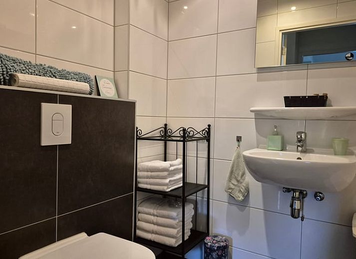 Gemuetliches Wohnzimmer des Ferienhauses in Dalerveen, Suedost-Drenthe, komplett mit moderner Kueche und Essecke, ideal fuer einen entspannten Aufenthalt.