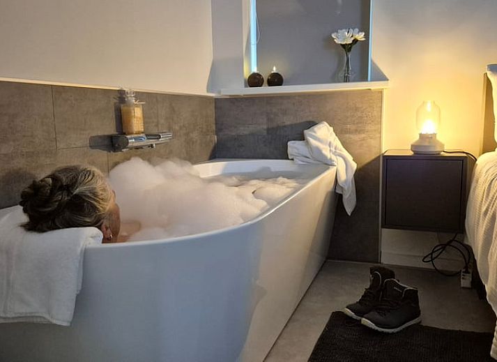 Entspanntes Badeerlebnis im Cottage in Dalerveen, Ferienhaus in Sued-Ost-Drenthe, Drenthe. Geniessen Sie Luxus und Ruhe im Badezimmer.