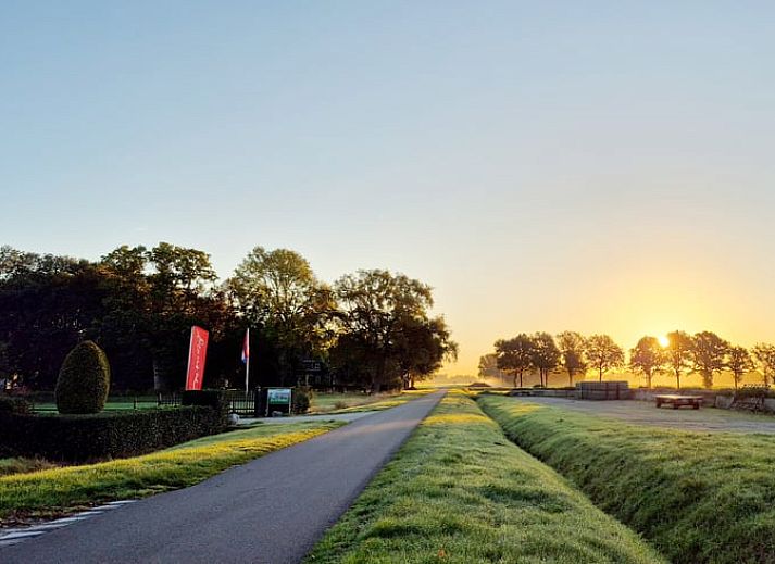 Gemuetliches Schlafzimmer im Cottage in Dalerveen, Suedost-Drenthe, mit einem bequemen Doppelbett und stimmungsvoller Beleuchtung.