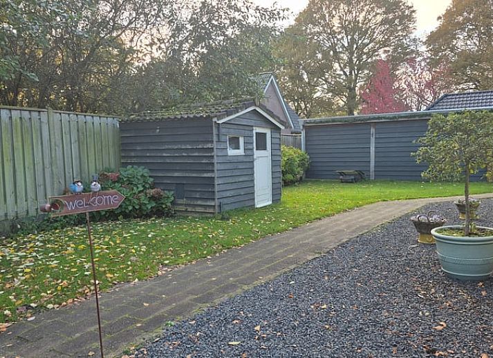 Modernes Badezimmer in Cottage in Dalerveen, Ferienhaus in Sued-Ost-Drenthe mit stilvollem Waschbecken und beleuchtetem Spiegel.
