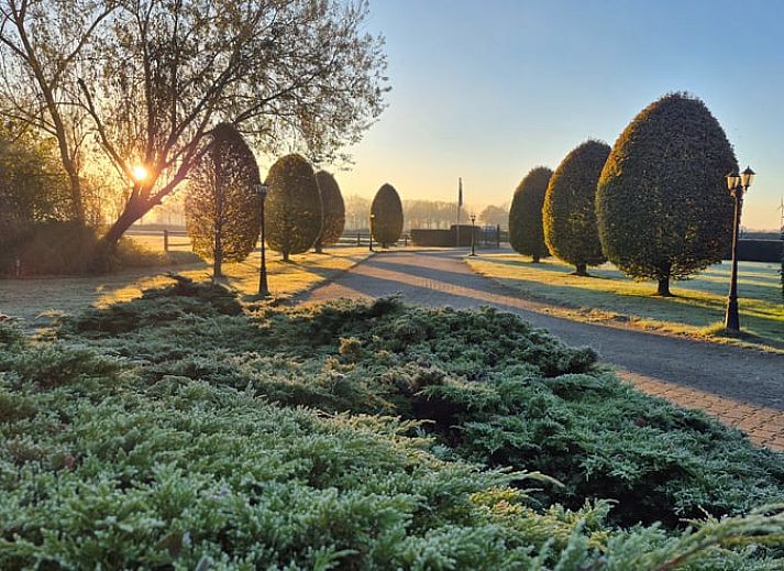 Modernes Badezimmer im Ferienhaus in Dalerveen, einem Ferienhaus im Suedosten von Drenthe. Stilvolle Sanitaerkeramik und moderne Fliesen fuer optimalen Komfort.
