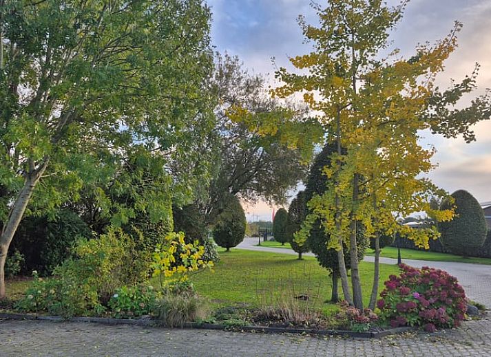 Modernes Badezimmer im Ferienhaus in Dalerveen, einem Ferienhaus im Suedosten von Drenthe. Stilvolle Sanitaerkeramik und moderne Fliesen fuer optimalen Komfort.