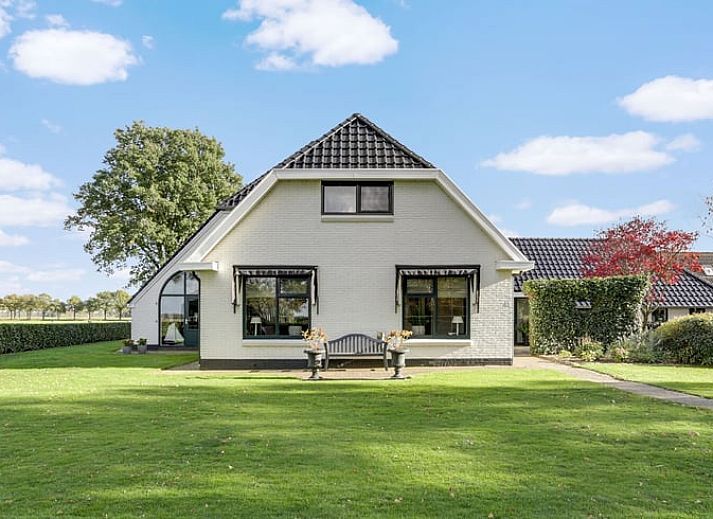 Modernes Badezimmer im Ferienhaus in Dalerveen, einem Ferienhaus im Suedosten von Drenthe. Stilvolle Sanitaerkeramik und moderne Fliesen fuer optimalen Komfort.