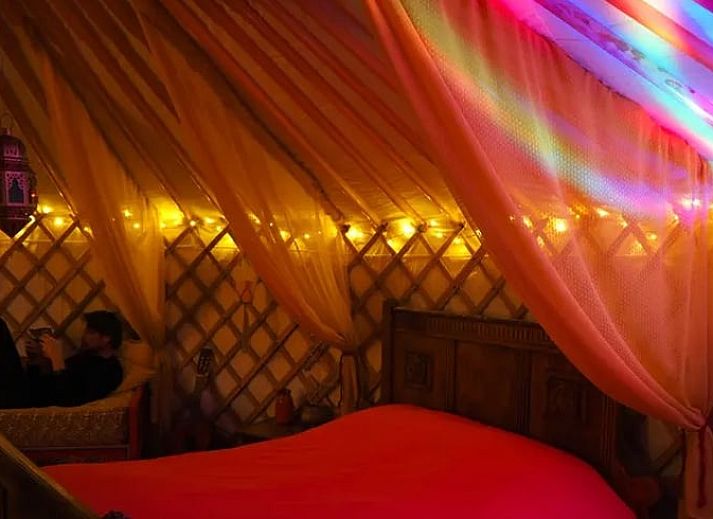 Detail der Jurten-Tuer des Ferienhauses in Emmen, Drenthe, mit handwerklichen Schnitzereien.