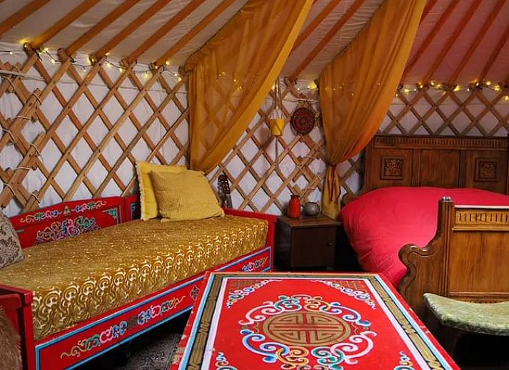 Detail der Jurten-Tuer des Ferienhauses in Emmen, Drenthe, mit handwerklichen Schnitzereien.