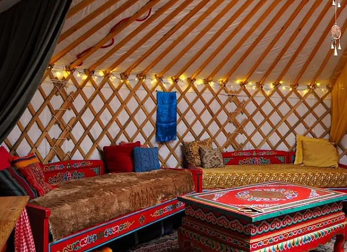 Detail der Jurten-Tuer des Ferienhauses in Emmen, Drenthe, mit handwerklichen Schnitzereien.