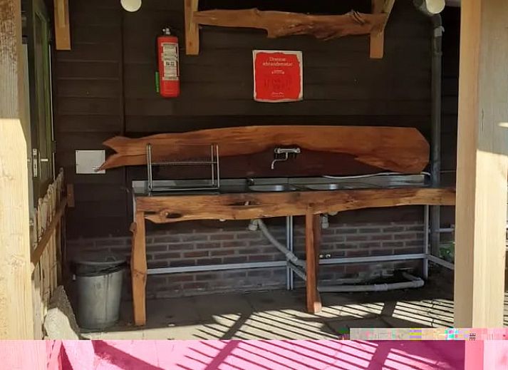 Gemuetliches Interieur der Jurte im Ferienhaus in Emmen, Drenthe, mit Stimmungsbeleuchtung.