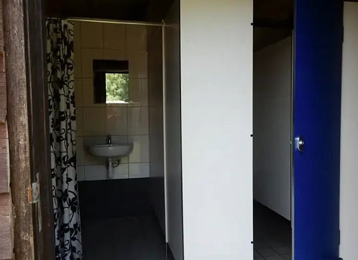 Gemuetliches Interieur der Jurte im Ferienhaus in Emmen, Drenthe, mit Stimmungsbeleuchtung.