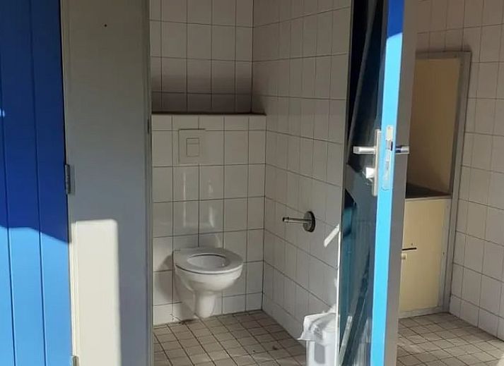 Gemuetliches Interieur der Jurte im Ferienhaus in Emmen, Drenthe, mit Stimmungsbeleuchtung.