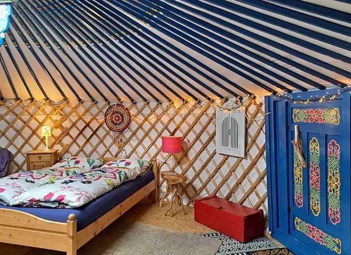 Gemuetlicher Innenraum mit Holztisch in Cottage in Emmen, Ferienhaus in Drenthe.