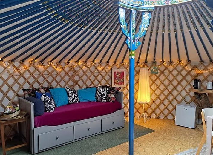 Gemuetlicher Innenraum mit Holztisch in Cottage in Emmen, Ferienhaus in Drenthe.