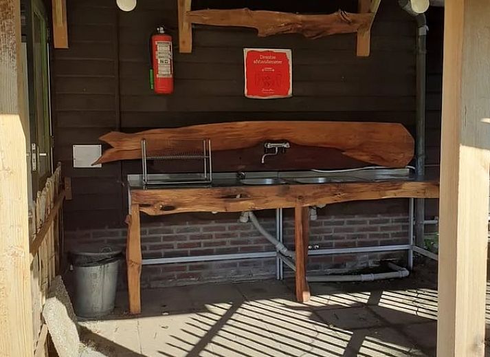 Bunte Tassen in der Kueche des Huisje in Emmen, einer Ferienunterkunft im suedoestlichen Drenthe.