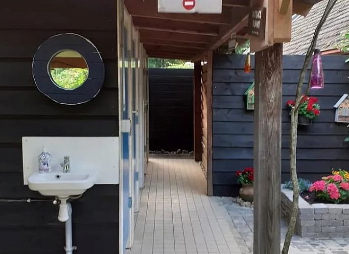 Bunte Tassen in der Kueche des Huisje in Emmen, einer Ferienunterkunft im suedoestlichen Drenthe.