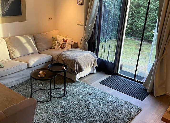 Modernes Badezimmer im Ferienhaus in Dalen, Suedost-Drenthe, mit Luxusdusche und stilvoller Einrichtung.