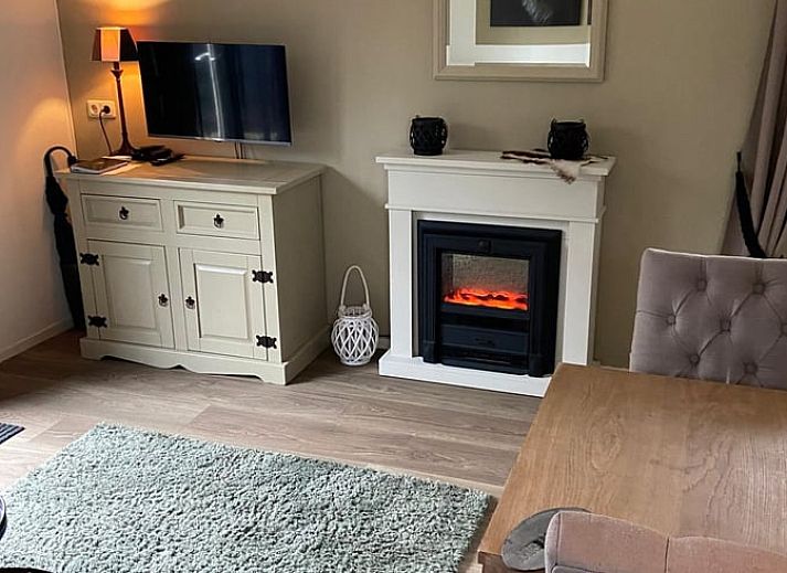 Modernes Badezimmer im Ferienhaus in Dalen, Suedost-Drenthe, mit Luxusdusche und stilvoller Einrichtung.