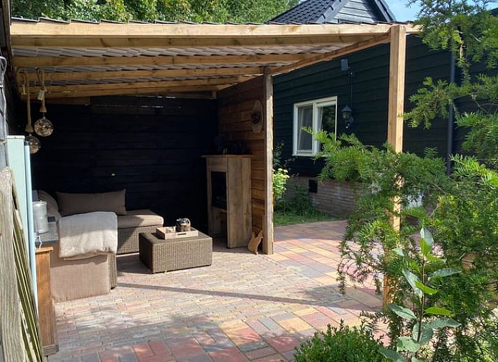 Modernes Badezimmer im Ferienhaus in Dalen, Suedost-Drenthe, mit Luxusdusche und stilvoller Einrichtung.