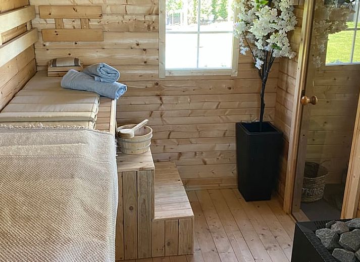 Modernes Badezimmer im Ferienhaus in Dalen, Suedost-Drenthe, mit Luxusdusche und stilvoller Einrichtung.