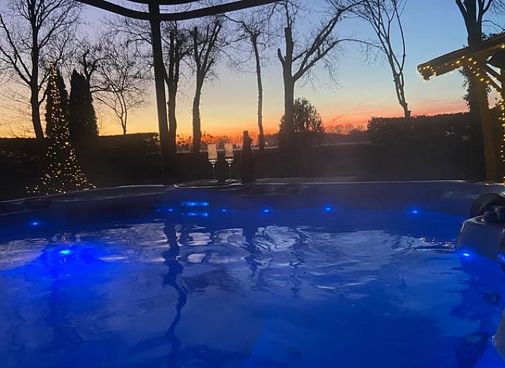 Komfortables Schlafzimmer im Ferienhaus in Dalen, Suedost-Drenthe, mit gemuetlicher Atmosphaere und eigenem Badezimmer.