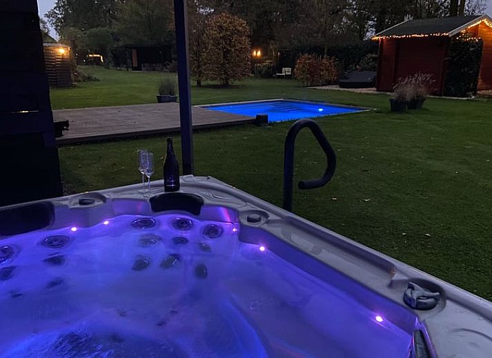 Komfortables Schlafzimmer im Ferienhaus in Dalen, Suedost-Drenthe, mit gemuetlicher Atmosphaere und eigenem Badezimmer.