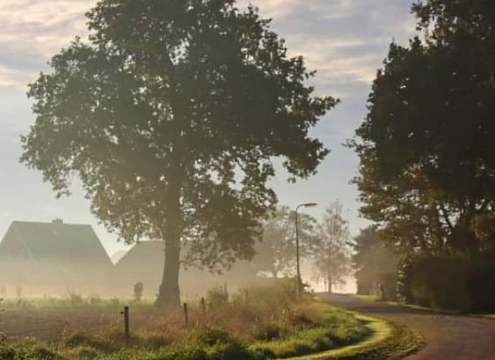 Stilvolles Wohnzimmer mit Kamin im Ferienhaus in Dalen, Suedost-Drenthe, fuer eine warme Atmosphaere.