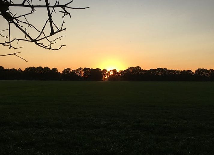Stilvolles Wohnzimmer mit Kamin im Ferienhaus in Dalen, Suedost-Drenthe, fuer eine warme Atmosphaere.