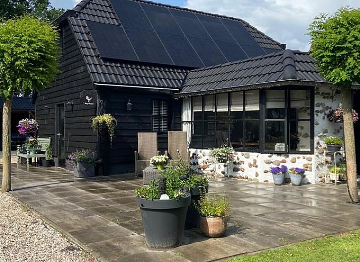 Floral entrance to Cottage in Dalen, vacation accommodation in Southeast Drenthe.