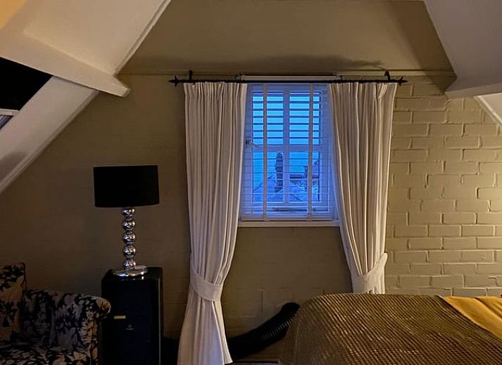 Cozy garden of Huisje in Dalen, vacation home in Dalen, Drenthe with colorful flowers.