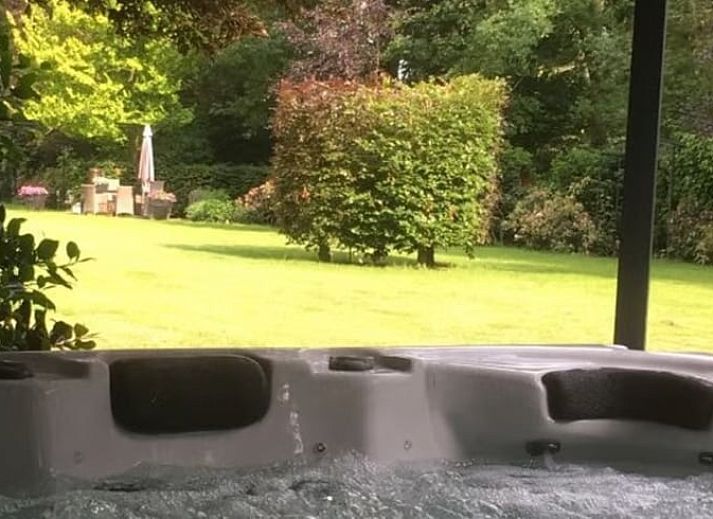 Cozy garden of Huisje in Dalen, vacation home in Dalen, Drenthe with colorful flowers.