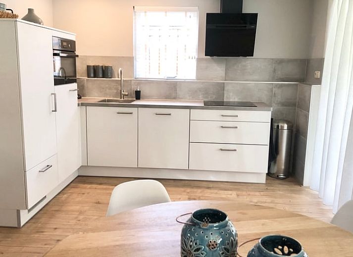 Charmante zijaanzicht van Vakantiehuisje in Valthe, omgeven door groen in Zuidoost Drenthe.