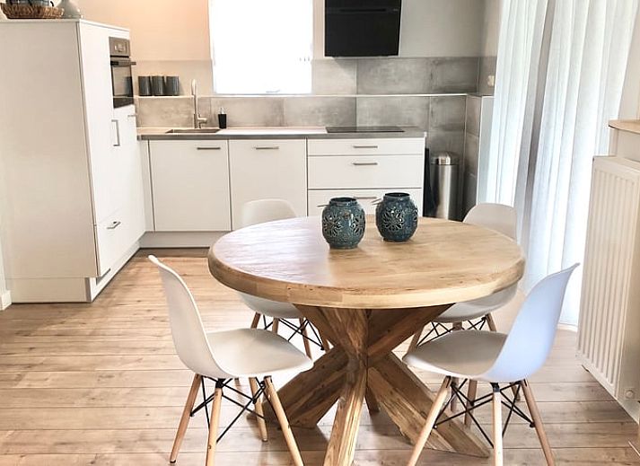 Charmante zijaanzicht van Vakantiehuisje in Valthe, omgeven door groen in Zuidoost Drenthe.