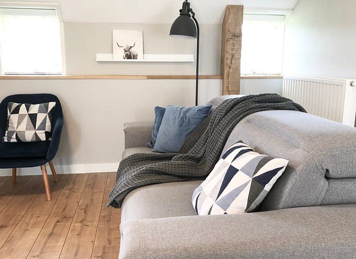 Sfeervolle slaapkamer in Vakantiehuisje in Valthe, Drenthe met comfortabele bedden en decoratieve kussens.