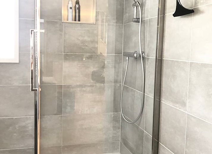 Sfeervolle slaapkamer in Vakantiehuisje in Valthe, Drenthe met comfortabele bedden en decoratieve kussens.