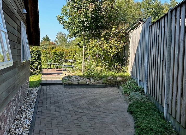 Moderne woonkamer in Vakantiehuisje in Valthe, Drenthe met stijlvolle meubels en decoratie.