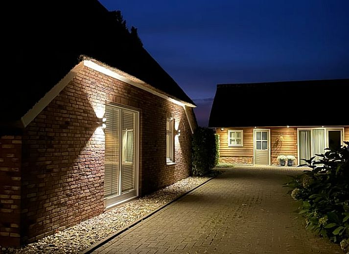 Comfortabele zithoek in Vakantiehuisje in Valthe, Zuidoost Drenthe met zachte kussens en decoratieve elementen.