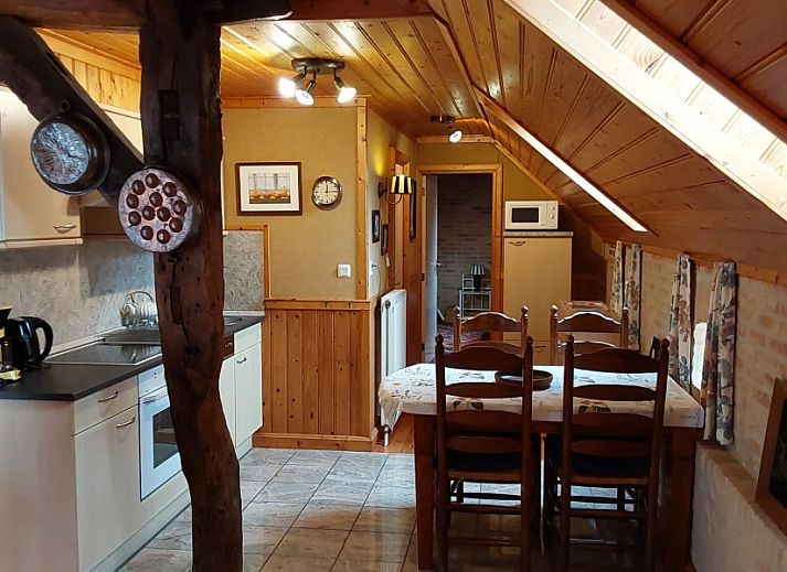 Gemuetliches Schlafzimmer im Bauernhof Kosterhoeve, Valthe, Drenthe mit Holzinterieur und bequemem Bett.