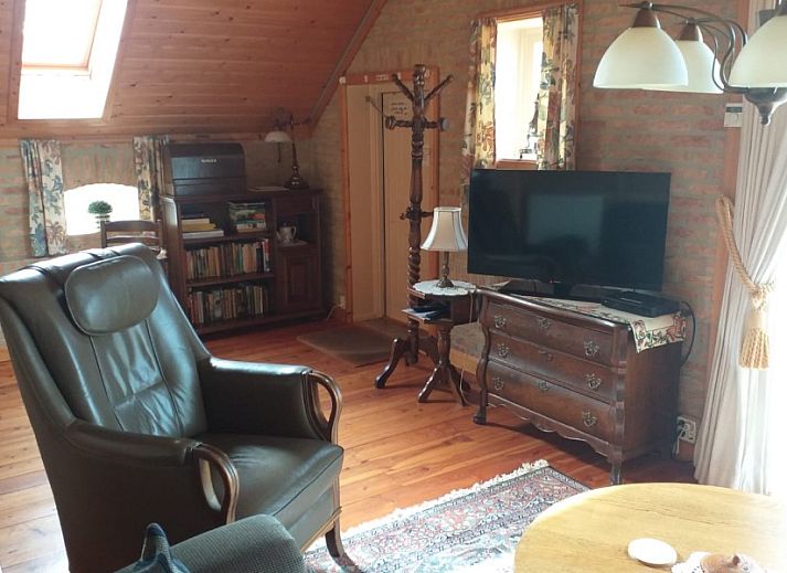 Gemuetliches Schlafzimmer im Bauernhof Kosterhoeve, Valthe, Drenthe mit Holzinterieur und bequemem Bett.