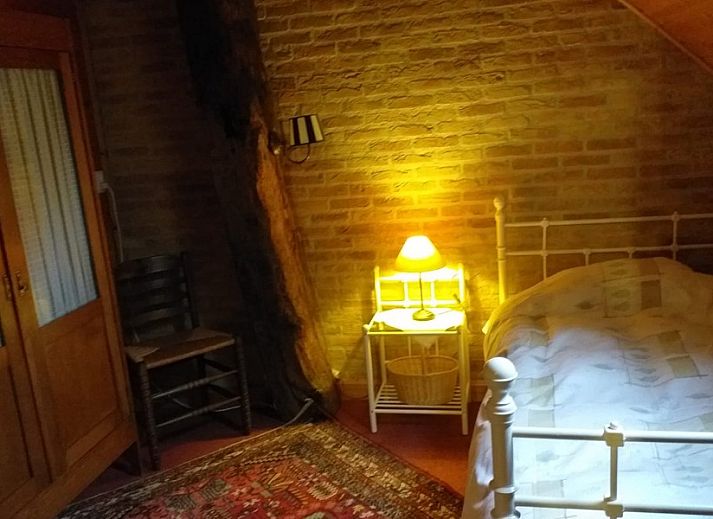 Gemuetliches Schlafzimmer im Bauernhof Kosterhoeve, Valthe, Drenthe mit Holzinterieur und bequemem Bett.