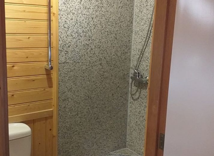 Herrliche Aussicht auf die gruene Umgebung auf dem Bauernhof Kosterhoeve in Valthe, im Suedosten von Drenthe.