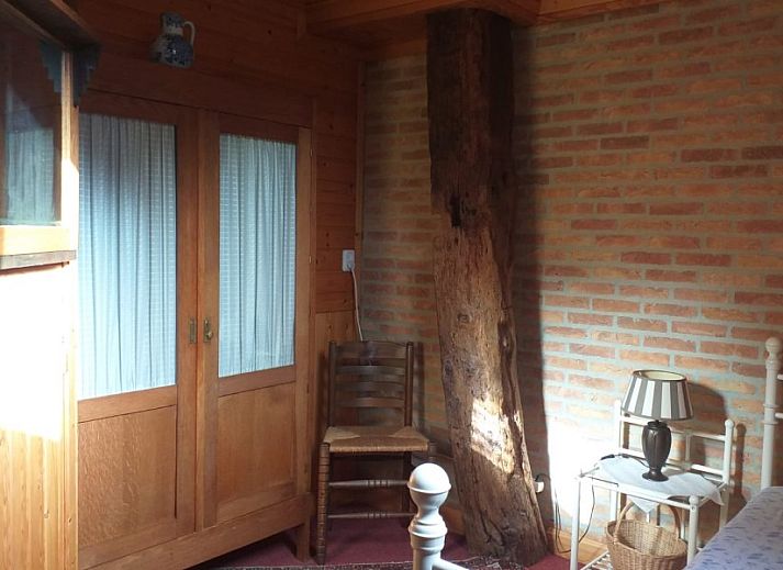 Gemuetlicher Innenbereich des Bauernhofs Kosterhoeve in Valthe, Drenthe, mit rustikaler Kueche und Sitzecke.