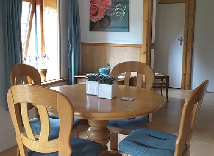 Eingang zum Boerenhof in Valthe, Drenthe, umgeben von ueppiger Natur und Baeumen.