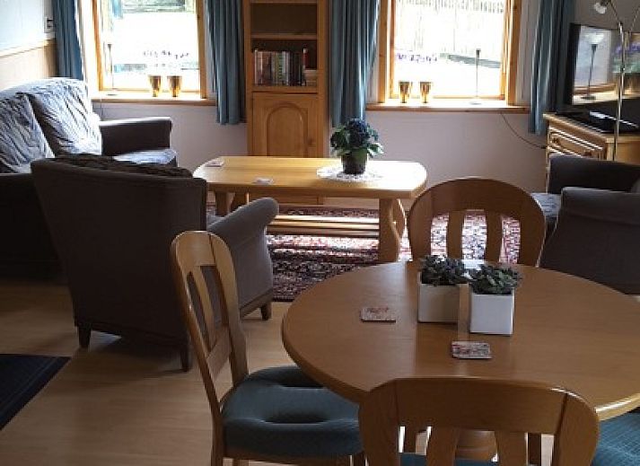 Eingang zum Boerenhof in Valthe, Drenthe, umgeben von ueppiger Natur und Baeumen.